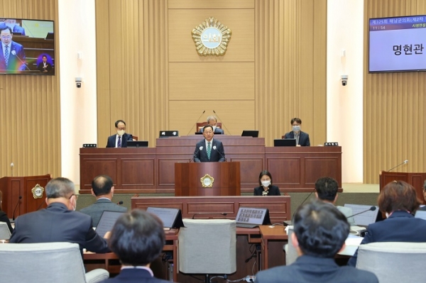 ▲명현관 해남군수는 22일 해남군의회 정례회 시정연설을 통해 내년 군정운영방향을 제시했다.(사진제공=해남군)