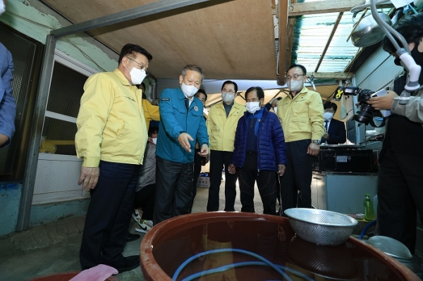 ▲전라남도는 23일 완도 금일도를 찾은 이상민 행정안전부 장관에게 매년 반복되는 제한급수의 근본적 해결을 위해 노화․보길 광역상수도 구축 지원을 건의했다.(사진제공=전라남도)