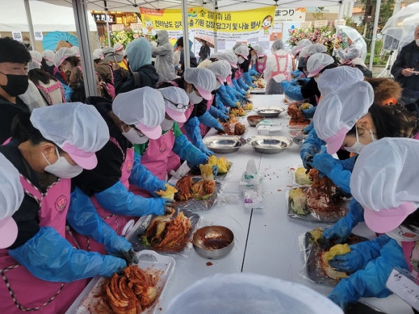 ▲전라남도는 23일 일본 도쿄 신주쿠 니시오쿠보공원에서 열린 ‘다문화 한마당 축제’서 김치 담그기와 사랑의 김치 나눔행사를 개최했다.(사진제공=전라남도)