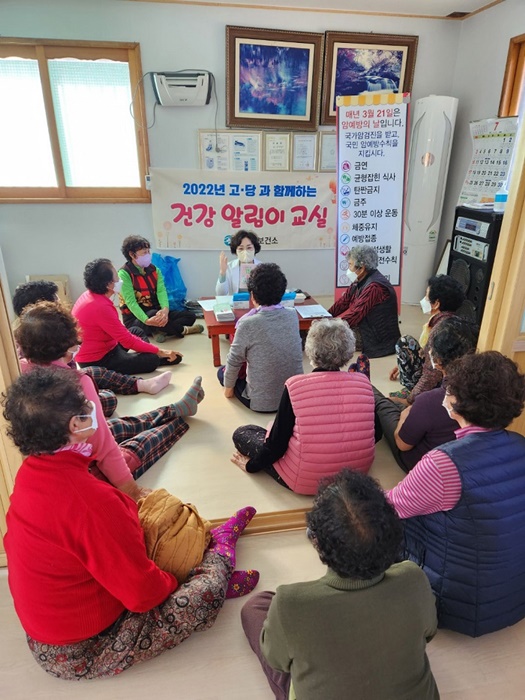 ▲무안군은 농한기를 맞아 마을 경로당을 방문해 고혈압·당뇨 건강 알림이 교실을 진행하고 있다.(사진제공=무안군)