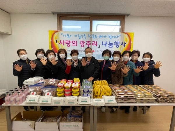 ▲장흥읍 지역사회보장협의체는 24일 ‘사랑의 광주리’ 나눔 행사를 가졌다.(사진제공=장흥군)