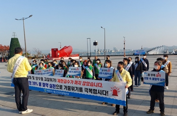 ▲목포시가 지난 24일 평화광장에서 전라남도와 함께 ‘생활 속 물 절약 20% 동참 캠페인’을 실시했다.(사진제공=목포시)