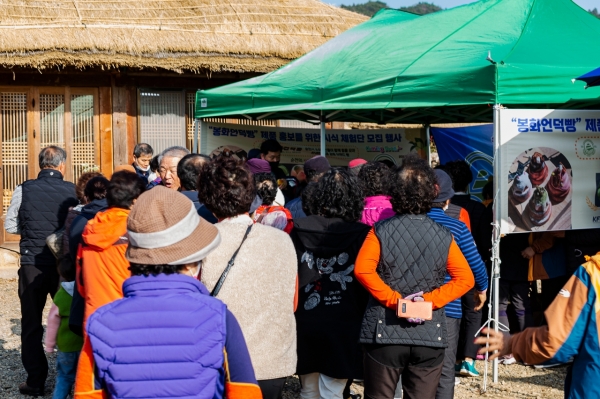 ▲순천시 소상인연합회와 대한제과협회 순천시지부는 26일 순천시 낙안읍성 잔디광장에서 2023순천만국제정원박회 성공을 기원하며 순천시 소상공들이 모여 만든 공동브랜드 빵 홍보행사를 개최했다.(사진=이기장 기자)