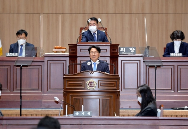 ▲강기정 광주광역시장이 28일 오전 시의회 본회의장에서 열린 제312회 제2차 정례회 제3차 본회의에 참석해 2023년도 광주광역시 일반 및 특별회계 세입‧세출예산안 제출에 따른 시정연설을 하고 있다.(사진제공= 광주광역시)