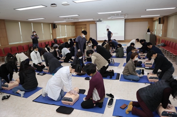 ▲무안군은 무안군 전 직원 대상으로 응급처치와 심폐소생술교육을 실시하고 있다.(사진제공=무안군)