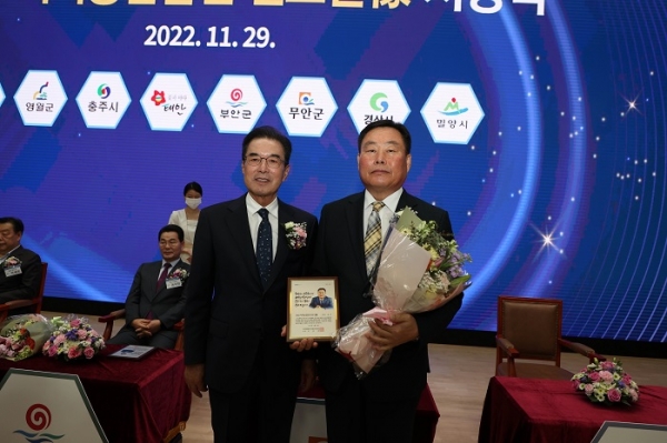 ▲김산 무안군수가 29일 지역농업 발전에 기여한 공로로 2022년 지역농업발전 선도인상을 수상했다.(사진제공=무안군)
