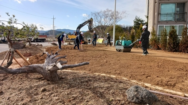 ▲보성군이 구)국도 2.1km 구간에 조성한 미세먼지 차단숲 중앙부에 전국 최초로 송이자갈과 마사토를 혼합해 다짐하는 공법을 도입해 ‘숲속 맨발로(路)’를 만들어 주민들에게 큰 호응을 받고 있다.(사진제공=보성군)