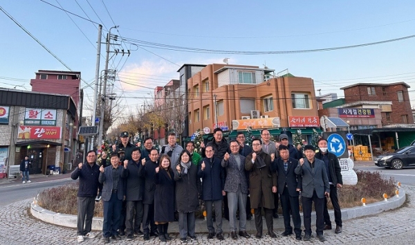 ▲무안군 일로읍은 지난 1일 일로읍 읍승격 제42주년을 기념하는 점등식 행사를 개최했다.(사진제공=무안군)
