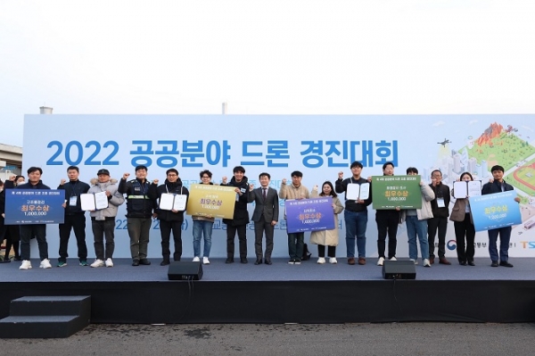 ▲순천시는 지난달 29일 ‘2022년 제4회 공공분야 드론 조종 경진대회’에 참가해 환경감시·조사 분야에서 최우수상을 수상했다.(사진제공=순천시)