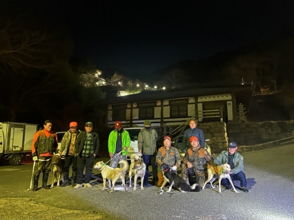 ▲지난 5일 강진군 유해야생동물 피해방지단이 보은산 일대에서 멧돼지 퇴치활동을 전개했다.사진제공=강진군)