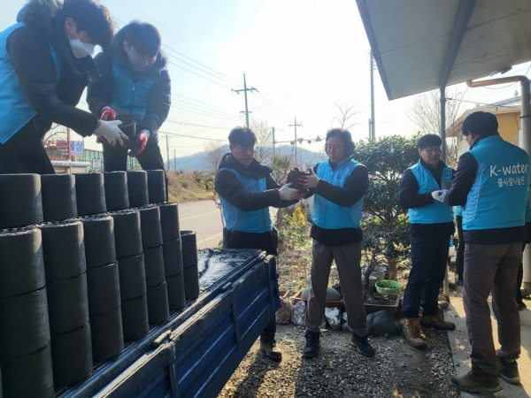 ▲지난 6일 한국수자원공사 직원들이 연탄 나눔 봉사활동을 하고 있다.(사진제공=함평군)
