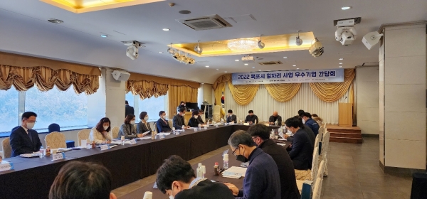 ▲목포시가 (사)전남고용노동연구원과 지난 7일 산단 내 중소기업, 취업 지원 유관기관 등 20여 개소와 간담회를 개최했다.(사진제공=목포시)