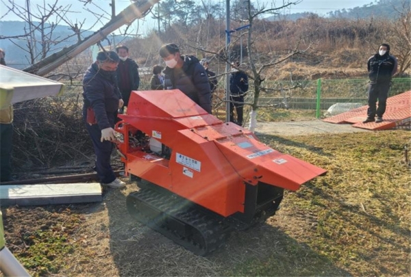 ▲농업기계임대사업소 농업부산물 파쇄 시연 중(사진제공=화순군)
