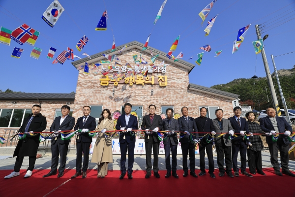 ▲완도군은 지난 7일 노인요양 공동생활가정(9인 이하) 시설인 ‘금당 행복의 집’ 준공식을 가졌다.(사진제공=완도군)