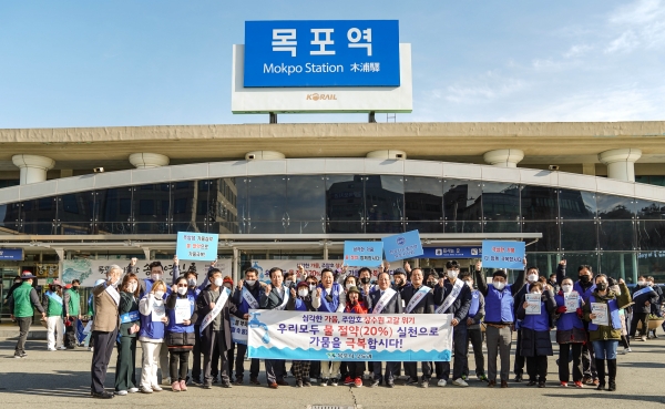 ▲목포시는 8일 목포역에서 물 절약 캠페인을 펼쳤다.(사진제공=목포시)