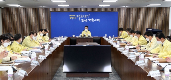 ▲김영록 전라남도지사는 9일 가뭄대책 상황보고회에서 실국별 추진사항을 점검했다.(사진제공=전라남도)