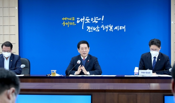 ▲김영록 전남지사는 13일 도청 서재필실에서 실국장 정책회의를 개최했다.(사진제공=전라남도)