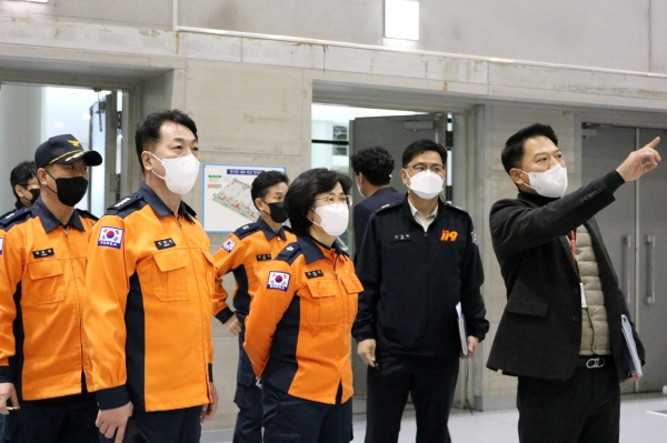 ▲광주광역시 소방안전본부는 지난 13일 대형화재 취약시설로써 화재안전 중점관리대상인 서구 치평동 김대중컨벤션센터를 방문해 현장지도 및 소방안전점검을 실시했다.(사진제공=광주광역시)