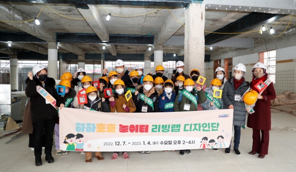 ▲진도군 어린이 도시재생대학 디자인단이 옥주골 어울림센터 조성사업 공사 현장을 방문했다.(사진제공=진도군)