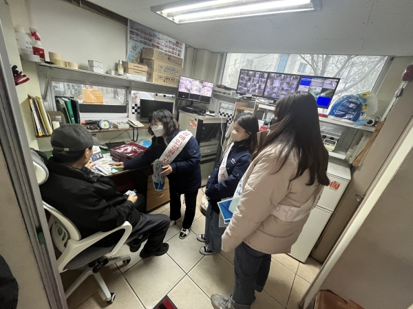 ▲영광군은 지난 12일 장애인편의증진기술지원센터와 합동으로 장애인전용주차구역 위반 일제단속과 합동점검을 실시하고 홍보했다.(사진제공=영광군)