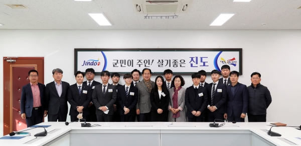 ▲진도군이 신규 공무원 12명의 임용장 수여식을 진행했다.(사진제공=진도군)