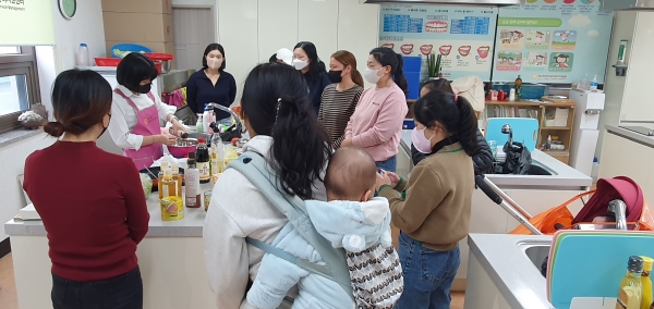 ▲진도군 보건소가 아이들의 건강한 간식을 엄마 손으로 직접 만드는 영양 교육을 실시했다.(사진제공=진도군)