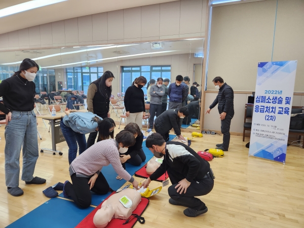 ▲장흥군은 지난 19일부터 오는 21일까지 장흥군보건소에서 전 공직자를 대상으로 심폐소생술 및 응급처치 교육을 실시한다.(사진제공=장흥군)