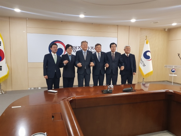 강종만 영광군수는 20일 호남권 무소속 지자체장과의 간담회에 참석하여 군 현안사업 특별교부세 50억원을 지원 건의했다.