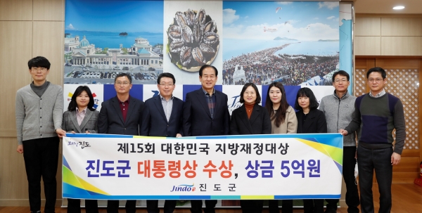 진도군이 연말을 맞아 올해 각종 군정 평가에서 탁월한 업무능력을 인정받으며,
