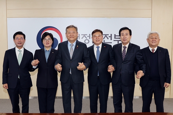 ▲정인화 광양시장은 지난 20일 세종시 행정안전부 청사에서 열린 호남 무소속 기초자치단체장들과의 오찬 간담회에 참석해 기념촬영을 하고 있다.(사진제공=광양시)
