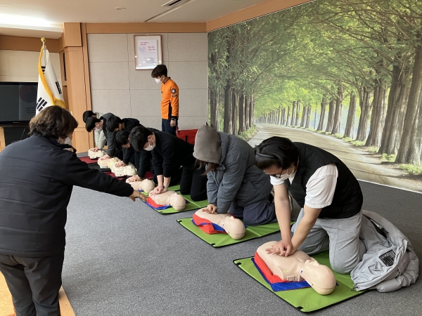 ▲담양군은 지난 20일 담양산타축제 안전관리요원을 대상으로 기본안전교육과 심폐소생술 교육을 실시했다.(사진제공=담양군)