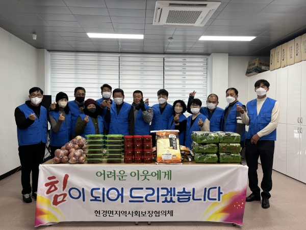 ▲무안군 현경면 지역사회보장협의체는 22일 취약계층 12가구를 대상으로 사랑의 반찬 나눔 봉사활동을 펼쳤다.(사진제공=무안군)