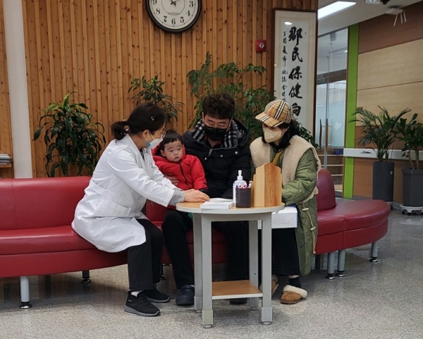 ▲보성군 보건소를 방문한 가족이 서비스 상담을 받고있는 모습(사진제공=보성군)