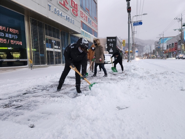 ▲해남군은 대설주의보 발령에 따라 23일 전 직원 비상근무와 함께 일제 제설작업을 실시했다.(사진제공=해남군)