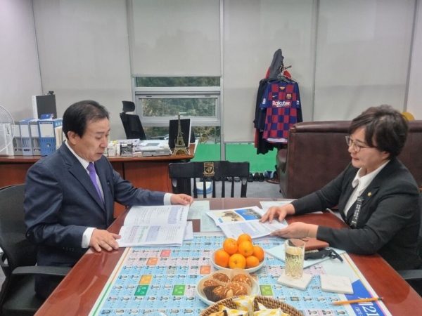 ▲박홍률 목포시장은 국회를 방문해 조수진 국회의원에게 현안사업의 필요성을 설명하고 초당적 차원의 협조를 건의하는 등 국비 확보에 총력을 기울였다.(사진제공=목포시)