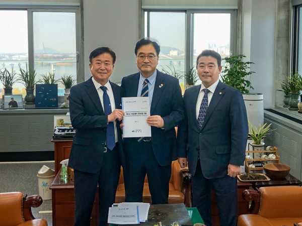 ▲정기명 여수시장이 지난 11월 18일 국회를 방문해 우원식 예산결산특별위원장과 박정 의원에게 지역현안사업을 건의하는 등 국비 확보를 위한 막바지 총력전을 펼쳤다.(사진제공=여수시)