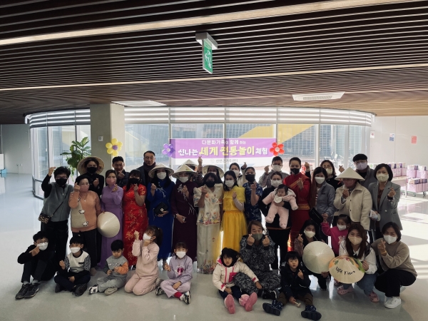 ▲신안군가족센터에서는 지난 27일 가족센터 열린공간에서 나라별 전통문화 체험행사를 가졌다.(사진제공=신안군)