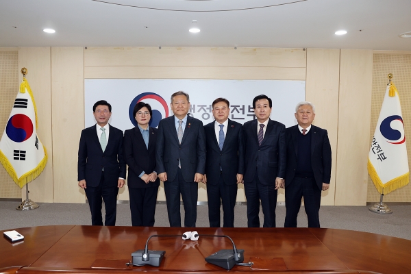 ▲지난 20일 이상민 행정안전부 장관과 간담회를 갖고 기념촬영을 하고 있다.(사진제공=목포시)