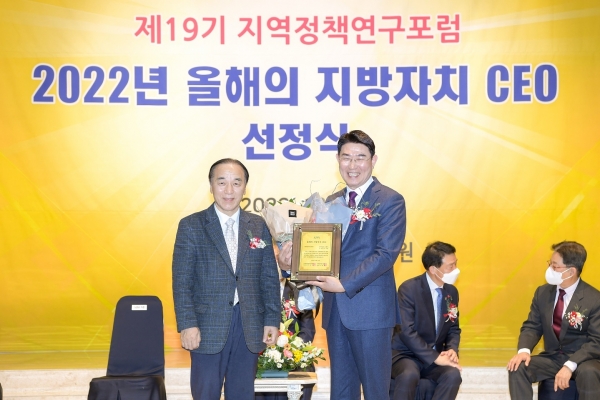 ▲정책뉴스 올해의 지방자치 CEO를 수상한 노관규 순천시장(사진제공=순천시)