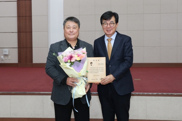 ▲장흥군이 김성한 전 기아타이거즈 감독을 스포츠 홍보자문관으로 위촉했다.(사진제공=장흥군)