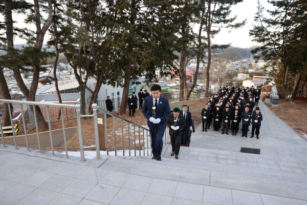 ▲보성군은 2일 계묘년 새해를 맞아 김철우 군수를 비롯해 군의원, 부서장, 팀장 등 150여 명이 보성현충탑을 참배했다.(사진제공=보성군)