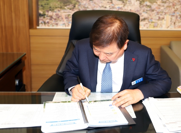 ▲강종만 영광군수는 2023년 계묘년 새해를 맞아 반부패·청렴 서약서 서명과 함께 집무를 시작했다.(사진제공=영광군)