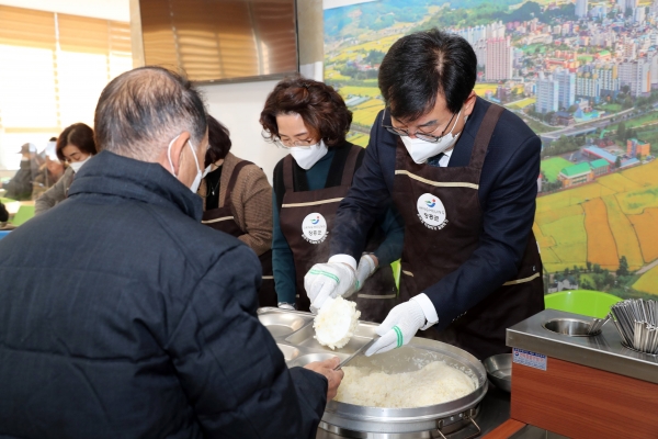 ▲김성 장흥군수가 지난 2일 장흥군노인복지관 배식 봉사에 나서며 지역 어르신과 소통의 시간을 가졌다.(사진제공=장흥군)