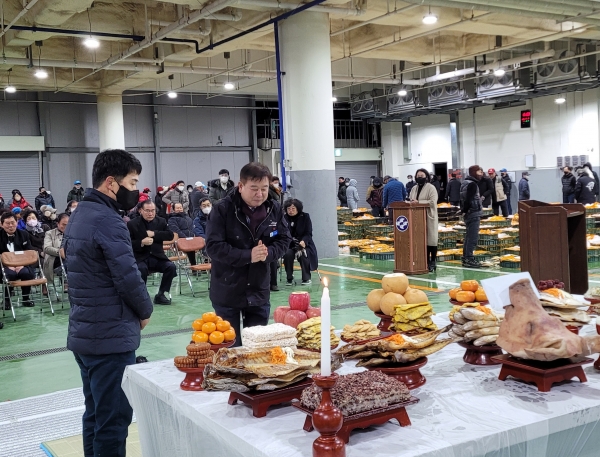 ▲영광군과 수산업협동조합은 2023년 계묘년 새해를 맞아 어업인의 만선을 염원하는 초매식 및 풍어제를 지난 2일 개최했다.(사진제공=영광군)