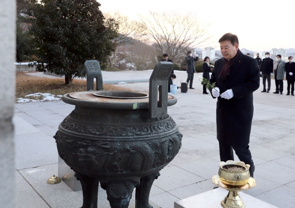 ▲강종만 영광군수는 지난 2일 신년 현충탑 참배를 시작으로 2023년 계묘년 힘찬 출발을 내디뎠다.(사진제공=영광군)