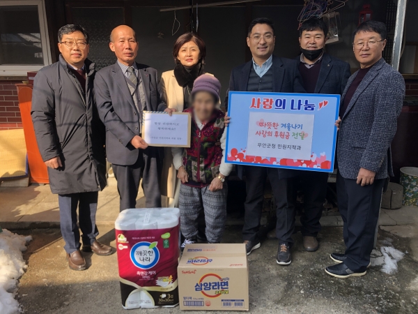 ▲무안군이 토지행정 종합평가에서 받은 포상금 100만원을 군 내 어려운 조손가정에 학습비, 생계비 지원을 위한 사랑의 후원금으로 전달했다.(사진제공=무안군)