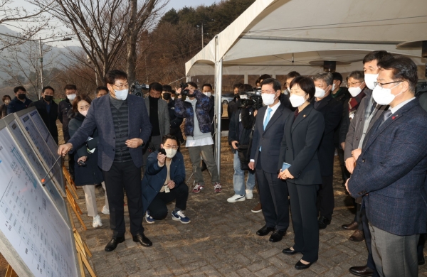 ▲전라남도는 5일 광양제철소와 광양 수어댐 등 가뭄으로 어려운 현장을 방문한 한화진 환경부 장관에게 가뭄극복 국비 지원 및 흑산공항 건설 조속 추진 등 시급한 현안을 건의했다.(사진제공=전라남도)