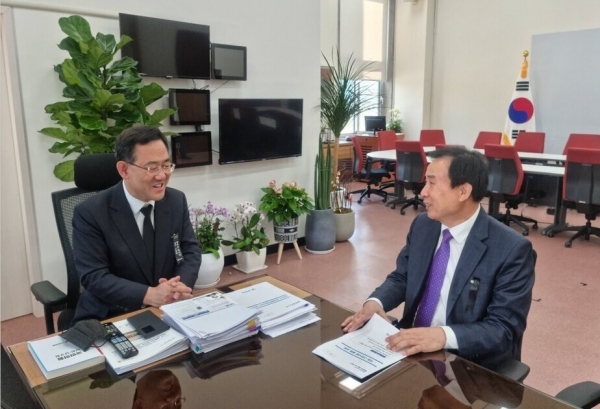▲박홍률 목포시장은 주호영 국민의 힘 원내대표를 만나 2023년 정부 예산에 목포시 관련 사업를 최대한 확보하기 위해 현안사업의 필요성을 설명하고 있다. (사진왼쪽부터 주호영 국민의힘 원내대표, 박홍률 목포시장.사진제공=목포시)