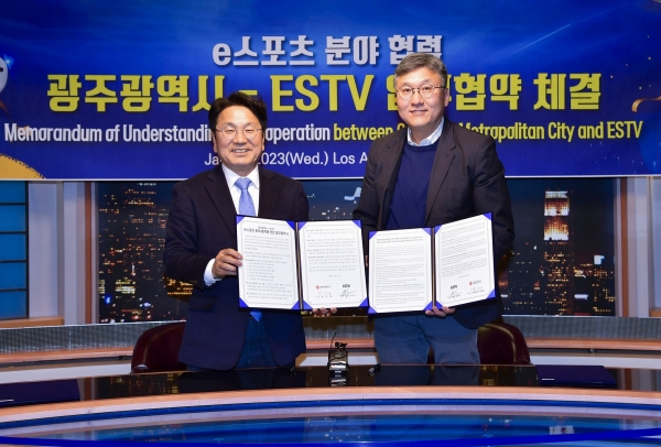 ▲강기정 광주광역시장이 4일 오후(현지시각) 미국 로스앤젤레스 ESTV스튜디오에서 ESTV 에릭윤(Eric Yoon) 대표이사와 이스포츠 분야 협력을 위한 업무협약을 체결하고 있다.(사진제공=광주광역시)