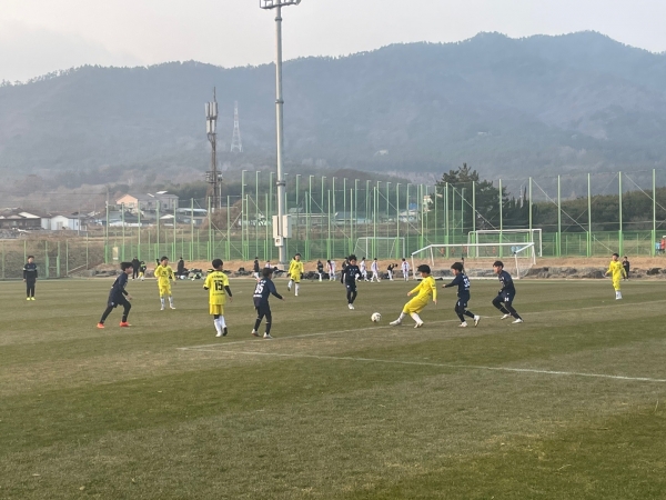 ▲초등부 축구팀 천연 잔디구장에서 전지훈련을 하고 있다.(사진제공=강진군)
